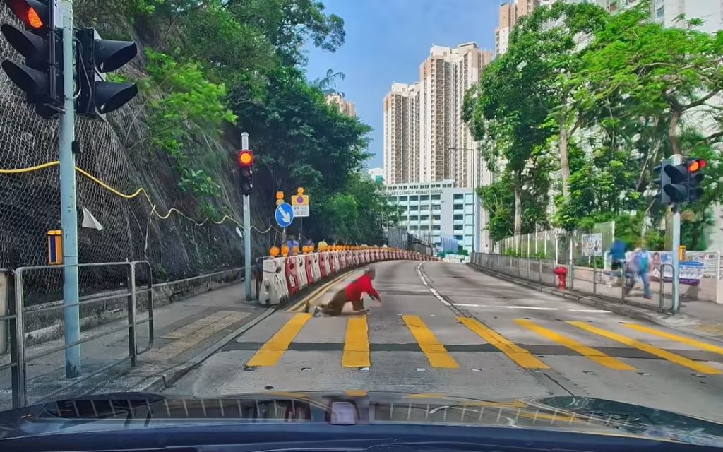 婆婆過馬路時跌倒。fb「車cam L（香港群組）」影片截圖