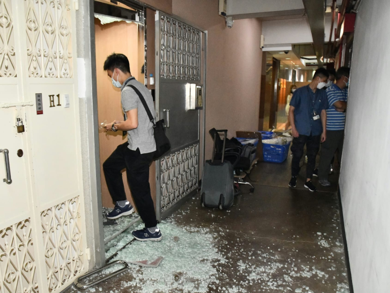 警方爆門進入單位拘捕疑犯。徐裕民攝