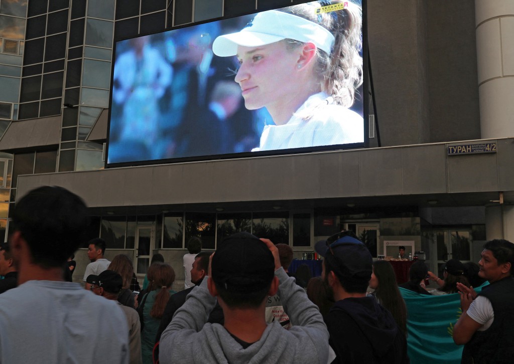 远在哈萨克，大批民众见证莉芭坚娜为国家首夺温网女单冠军。REUTERS