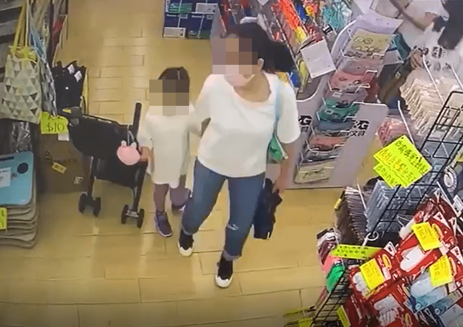 大埔母女於家品雜貨店偷BB車。影片截圖