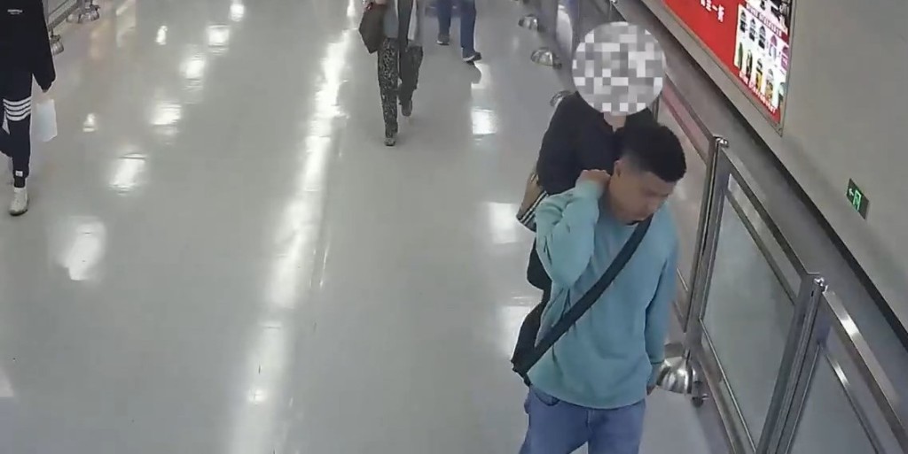 女子著大褛南下违规携70万港币,罗湖口岸急脚过关被截。海关发布 女子著大褛南下违规携70万港币,罗湖口岸急脚过关被截。海关发布