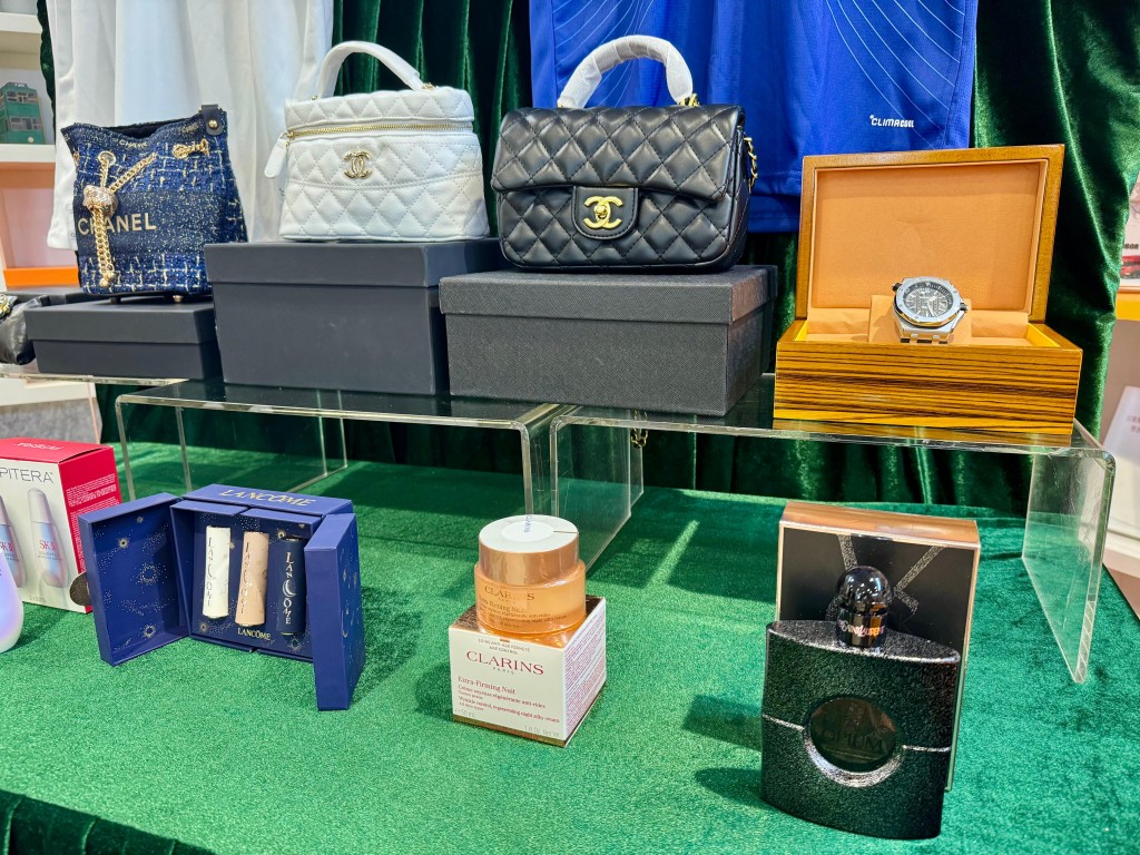 海關檢獲的懷疑冒牌物品,包括服飾、手錶、香水及護膚品。 海關檢獲的懷疑冒牌物品,包括服飾、手錶、香水及護膚品。