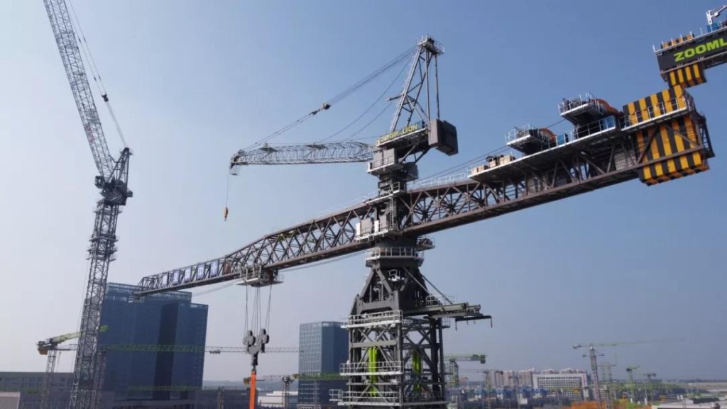 中联重科日前在常德塔机智能工厂举行全球最大上回转塔机的下线仪式。网上图片