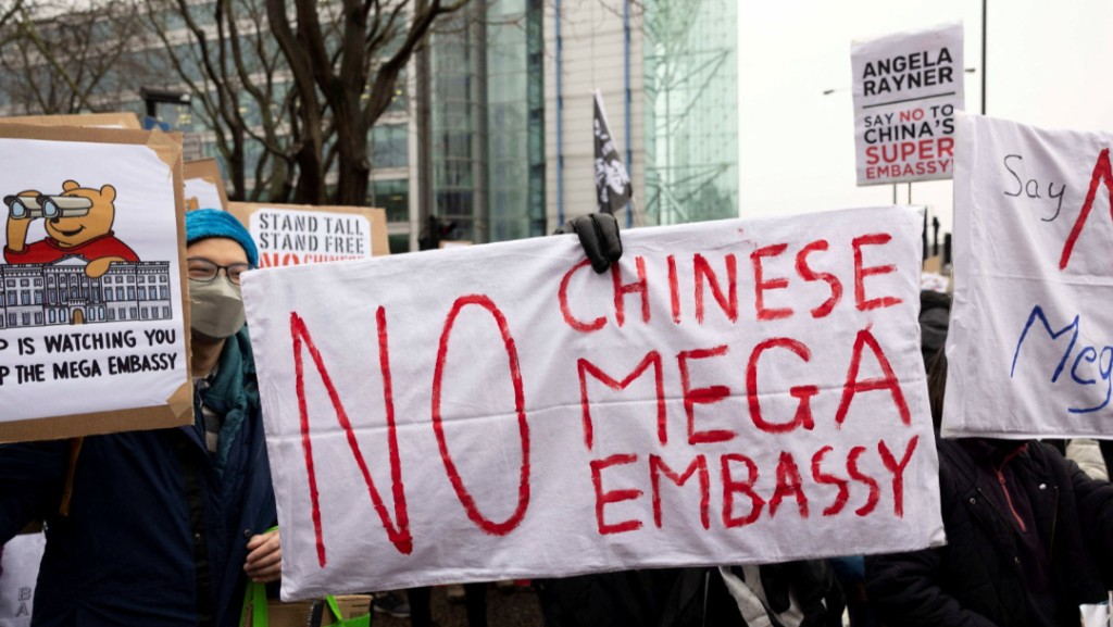 今年2月8日,中國駐倫敦使館預定地有大批人潮聚集抗議。路透社 今年2月8日,中國駐倫敦使館預定地有大批人潮聚集抗議。路透社