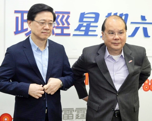 張建宗(右)和李家超早上出席電台節目。