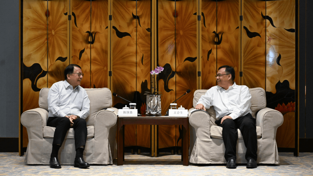 陳國基(左)與哈爾濱市人民政府市長王合生(右)會面。