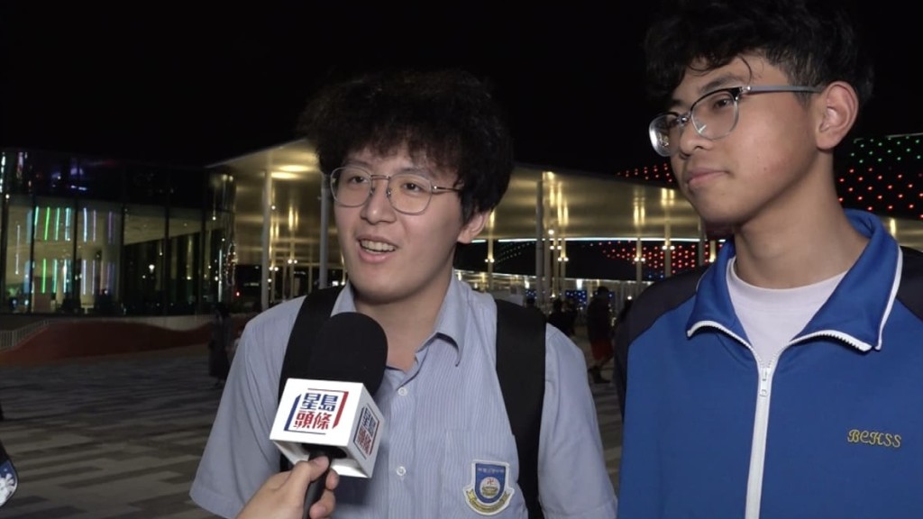 蔡同學(左)和鄭同學(右)。 蔡同學(左)和鄭同學(右)。