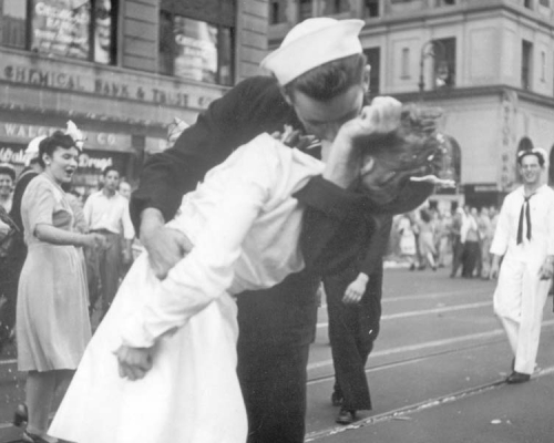 二战经典照「胜利之吻」。 （资料图片）