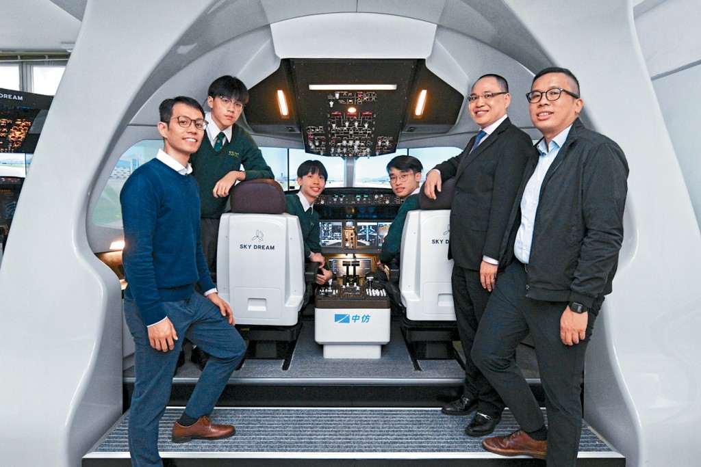 校長麥偉麟（右二）期望，學生可藉操控C919飛行模擬器認識國家的航空技術，培養國民身份認同感。