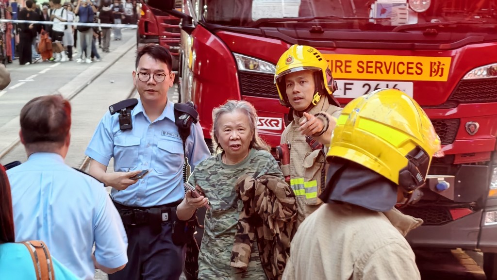 有長者需要警方及消防協助。黃文威攝 有長者需要警方及消防協助。黃文威攝