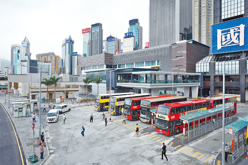 會展站公共運輸交匯處啟用，為港鐵乘客提供轉乘服務。