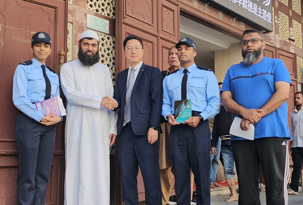 九龙清真寺暨伊斯兰中心总教长Muhammad Arshad(左二)对洪嘉伟警长(中)、警员莎玛(左一)和阿南文(右二)在寺外进行防骗宣传表示感谢。 徐裕民摄