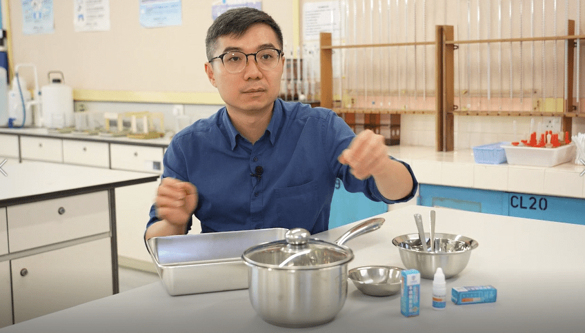 化學博士蕭老師指出，檢測液普遍含酸性成分，會直接破壞不鏽鋼表面的金屬保護層。