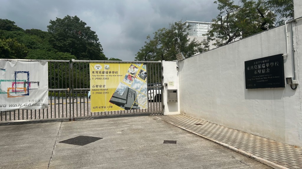 校內兩名男學生打架同被捕。蔡楚輝攝 校內兩名男學生打架同被捕。蔡楚輝攝