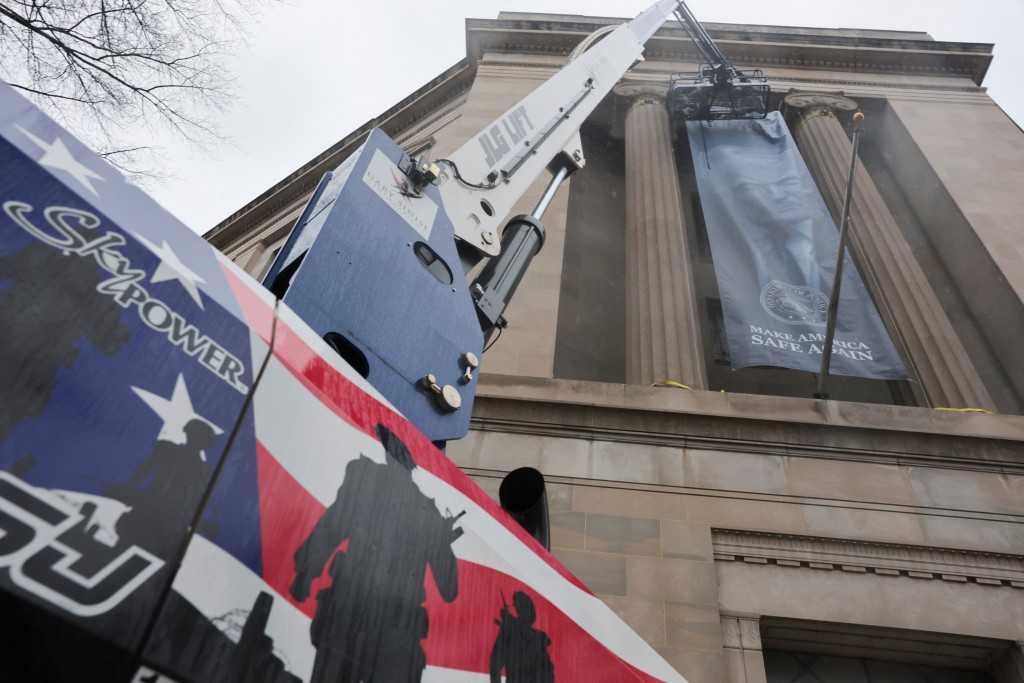 美国华盛顿司法部大楼正门上方悬挂特朗普巨幅肖像画。路透社