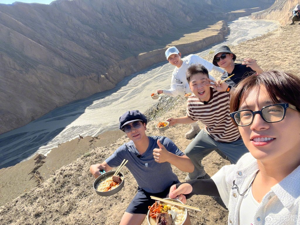 郑恺于微博上载照片，留言表示：「今日悬崖边的早午餐了解一下？ #向山海出发#」