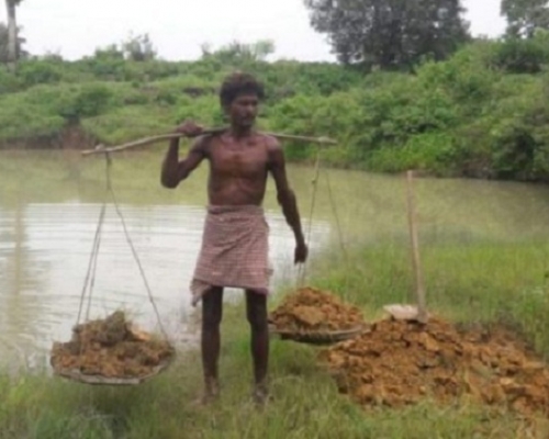 印度一名少年用27年時間成功挖出一個池塘。 網上圖片
