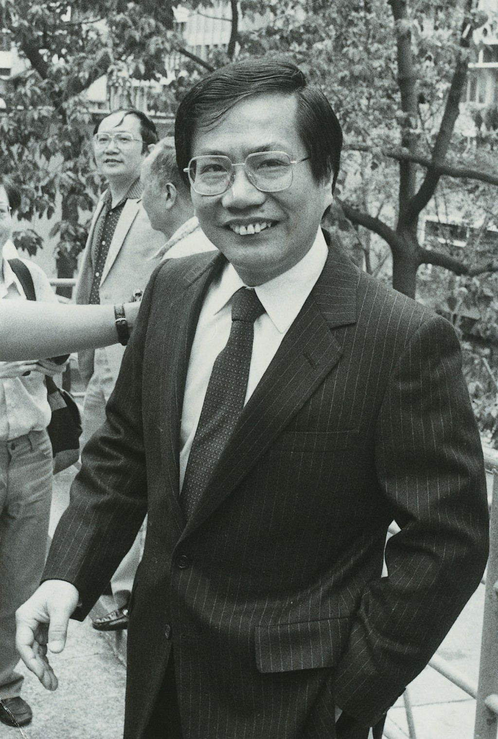 1980年，陳松青（前）在詹培忠（後）協助下，將佳寧集團借殼上市，之後大肆擴張，股價亦水漲船高，二人聲名隨之大噪。（資料圖片）