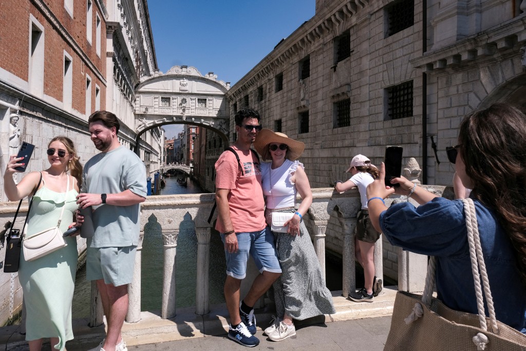 威尼斯的居民比游客更少。（路透社）