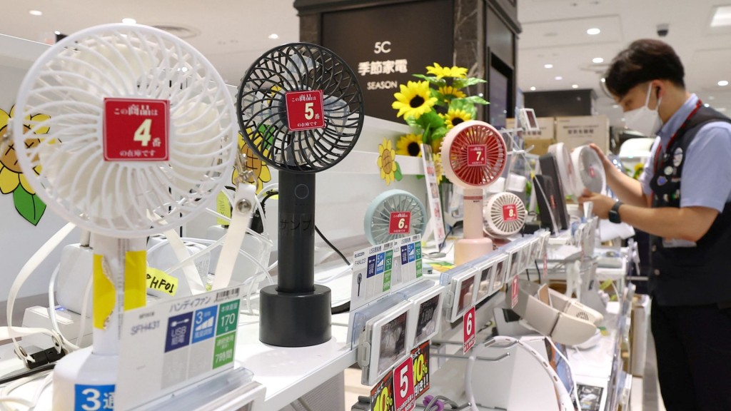 东京一间电子产品零售店陈列随身小风扇。 法新社 东京一间电子产品零售店陈列随身小风扇。 法新社