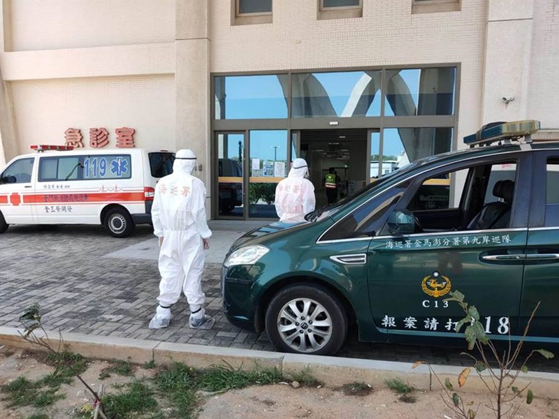 男子被院進行新冠肺炎病毒檢測。中時