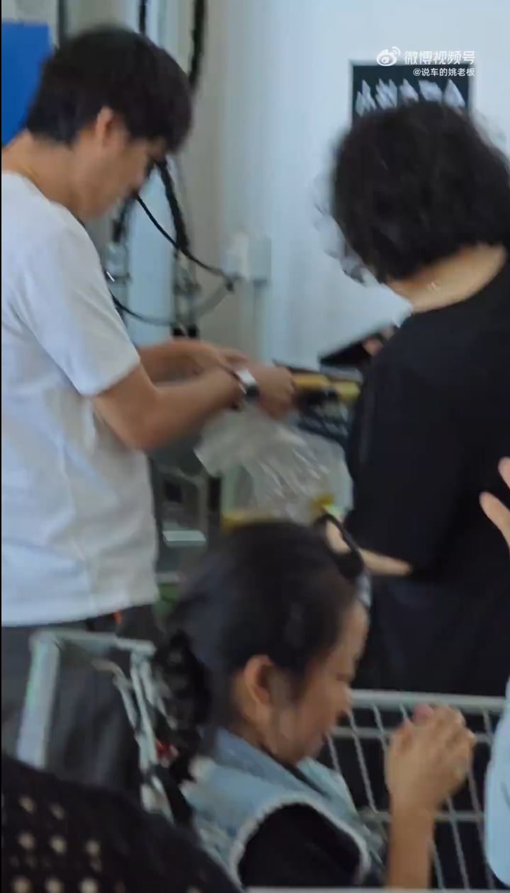 山姆免费供应的酱料，遭许多贪心民众不当取用。微博