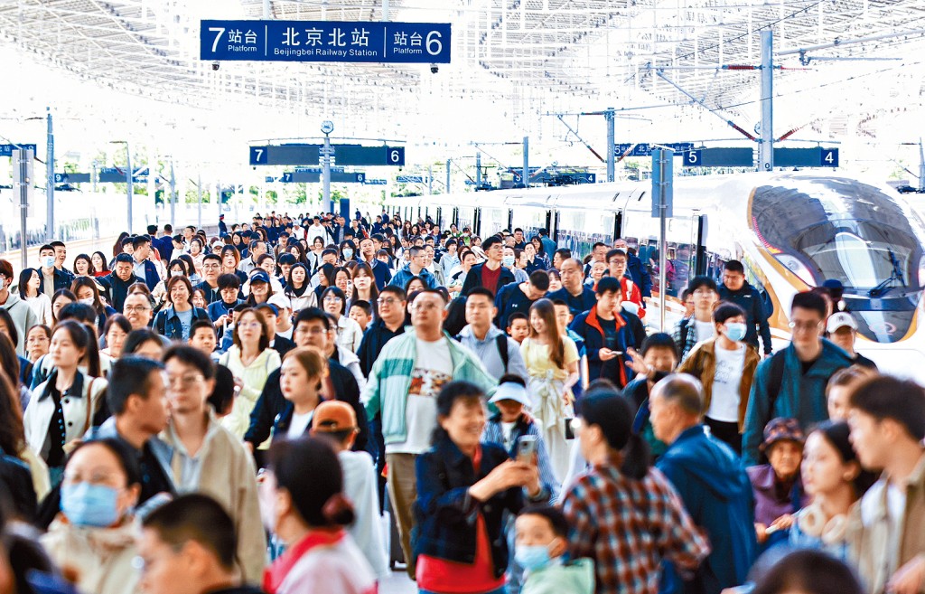 黃金周首日,北京北站出行客流集中。