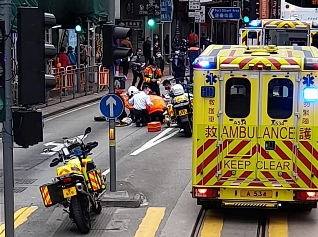男子被撞後倒卧地上，救護員在場救治。fb：馬路的事討論區