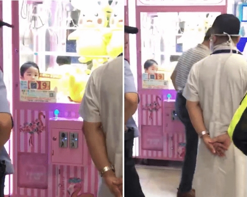 女童當時呆站在夾公仔機的洞內。網圖
