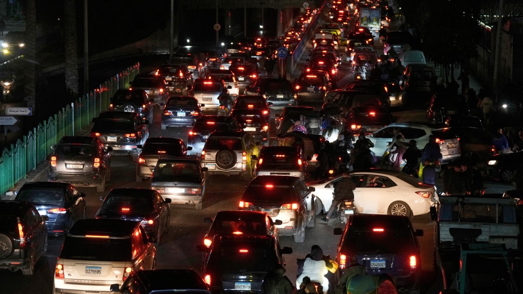 以色列狂袭黎巴嫩全境多个真主党目标，贝鲁特居民大逃亡。 美联社