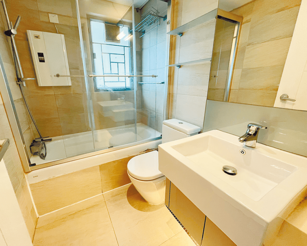 浴室设有小窗，有效排走湿气。