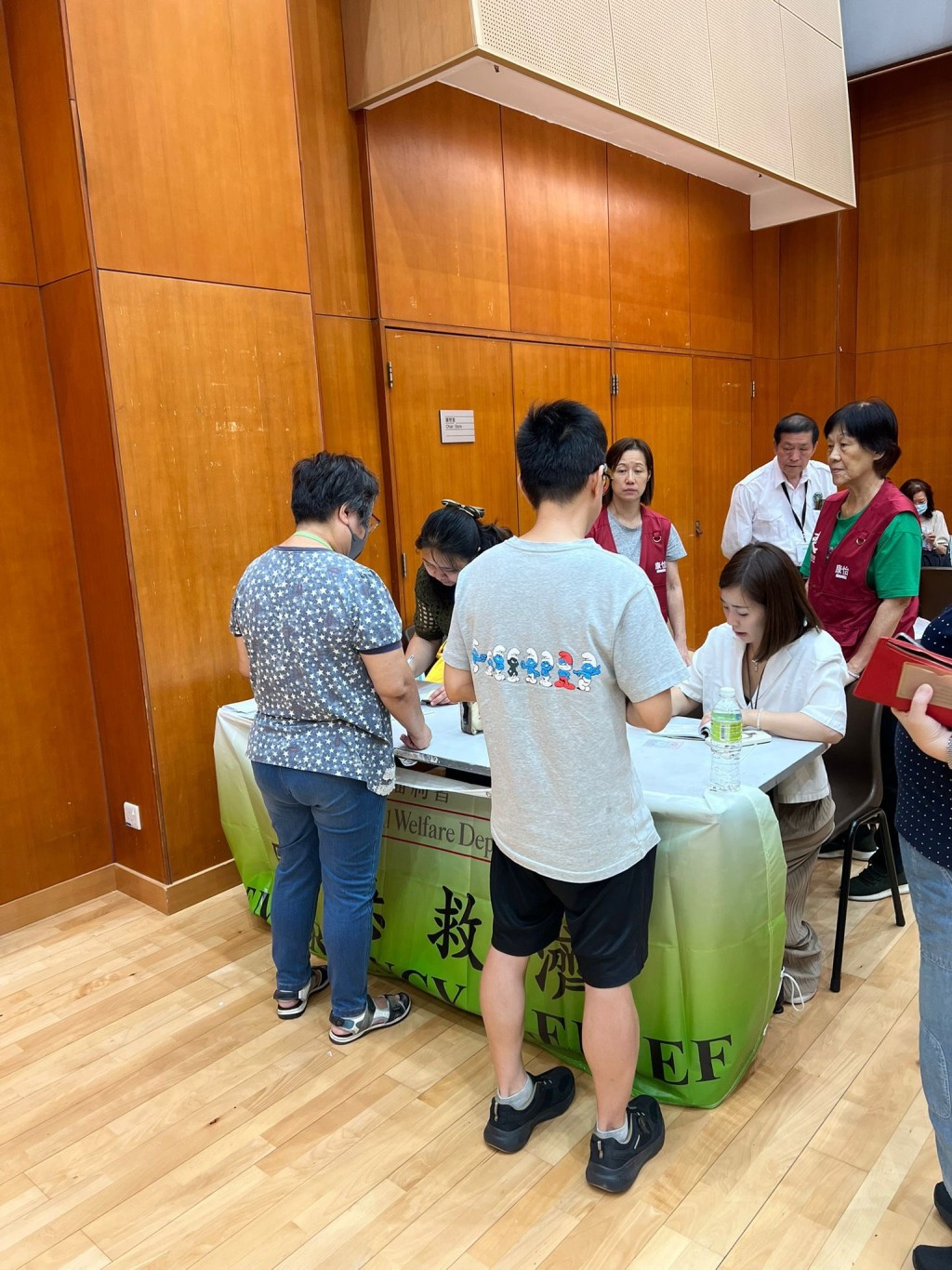 民青局局長麥美娟、民政總署署長杜潔麗與區議員、關愛隊一同協助受影響居民。民政及青年事務局fb圖片