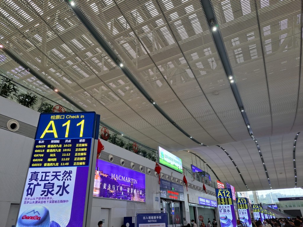 深圳北前往西九龍站臨近中午乘客明顯比早上更多。吳慧慈攝
