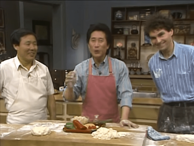 甄文達（中）成為把中國菜烹飪節目搬上美國電視而深受歡迎的第一人。