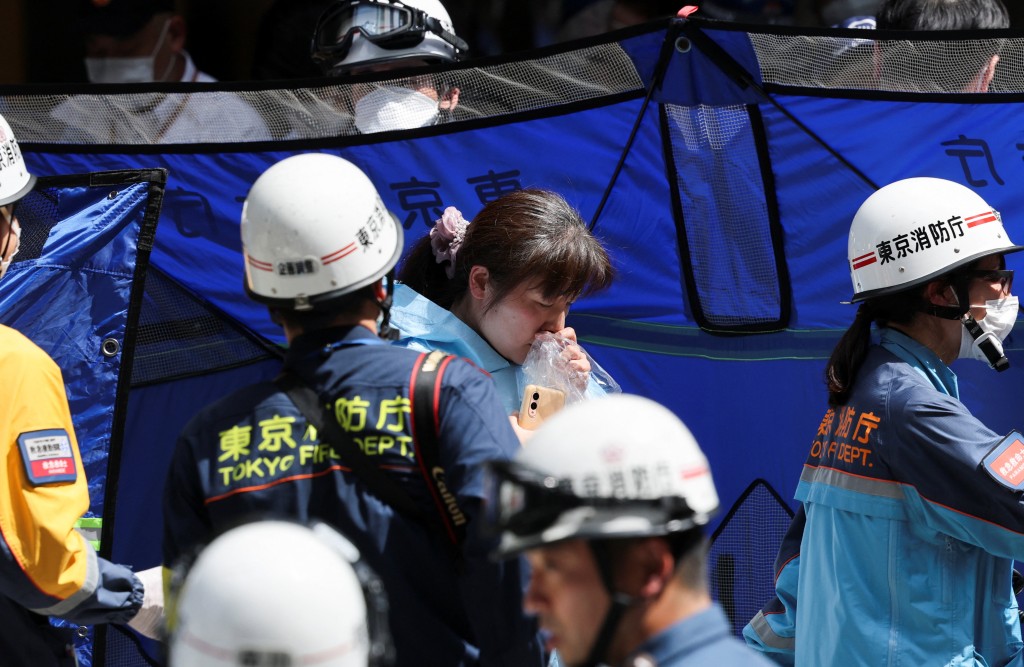 东京银座GINZA SIX“刺激性气味”致多人咳嗽不适。路透社