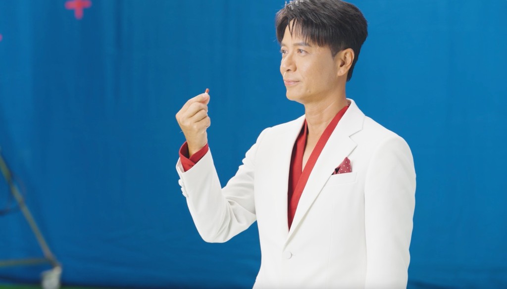李克勤拍廣告狂放笑彈。 李克勤拍廣告狂放笑彈。