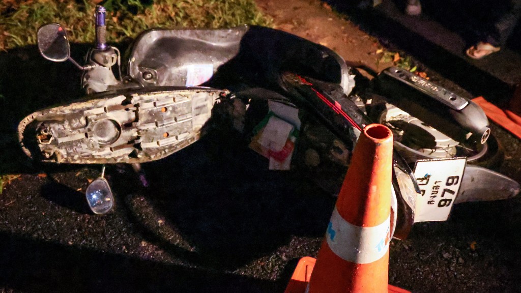 槍手騎往涉事學校的電單車。 美聯社