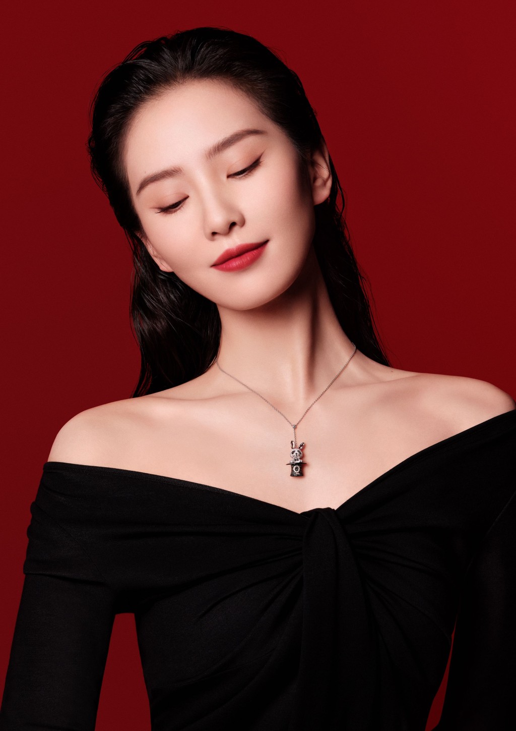Qeelin品牌大使劉詩詩演繹最新兔子BoBo項鏈。