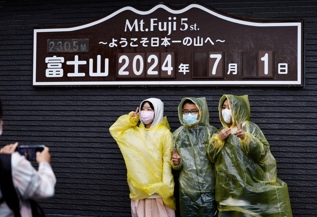 去年登山季第一天，遊客在富士山五合目拍照留念。路透社
