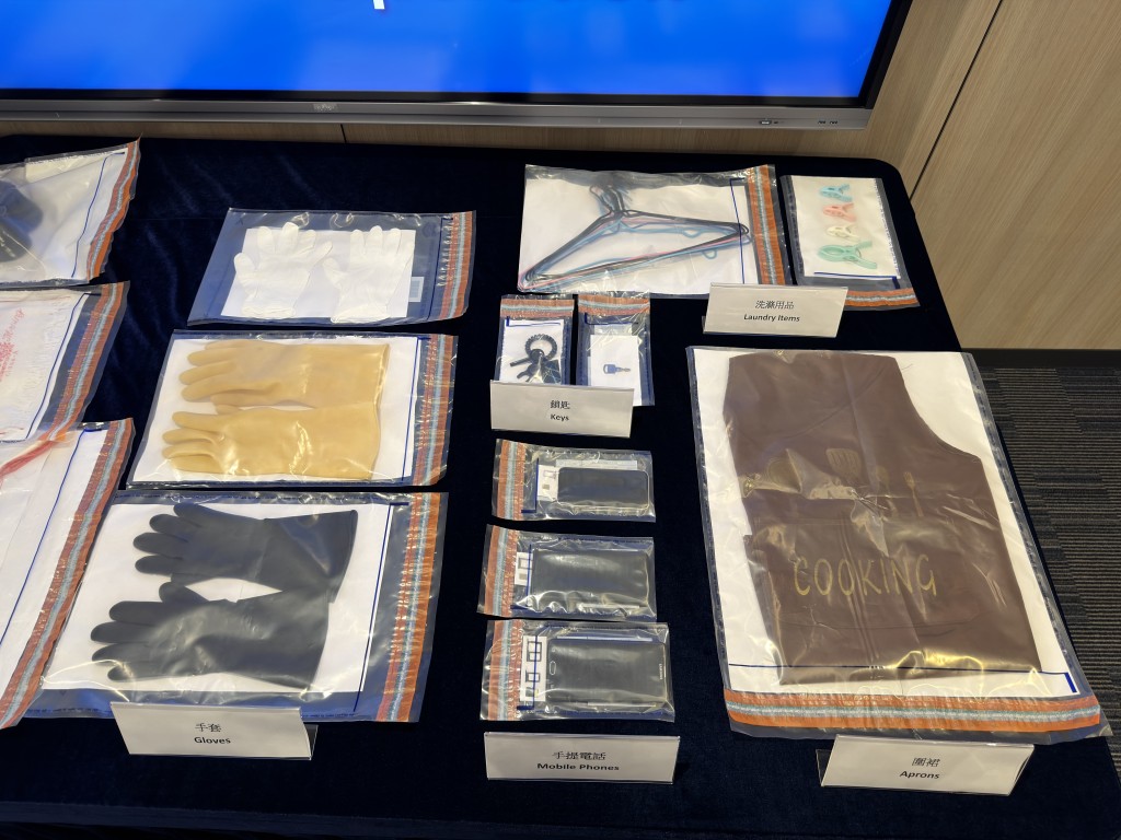 入境處檢獲涉案黑工所使用的清潔用品。 入境處檢獲涉案黑工所使用的清潔用品。