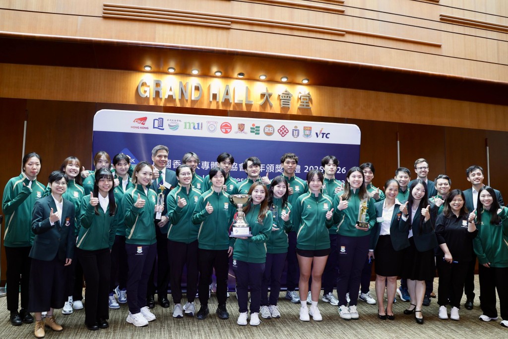 阿雪（前排左三) 跟港大師生們合照。徐嘉華攝