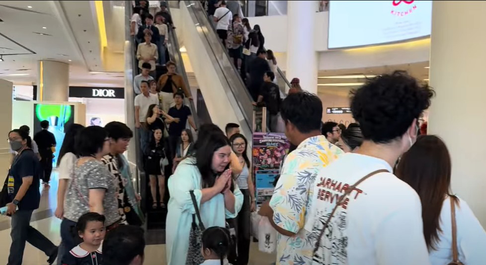 胡慧冲指事件未有影響當地人出街意欲，商場內人潮如鯽。YouTube@胡慧沖遊泰國