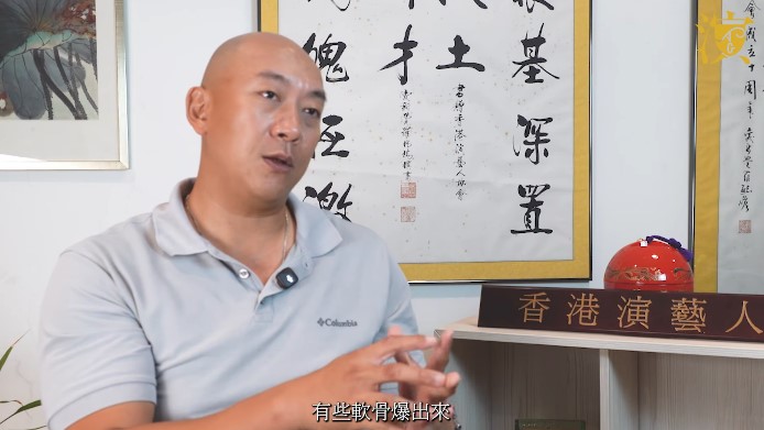 李嘉當時膝頭哥粉碎骨裂,需要做手術取出碎骨。 李嘉當時膝頭哥粉碎骨裂,需要做手術取出碎骨。