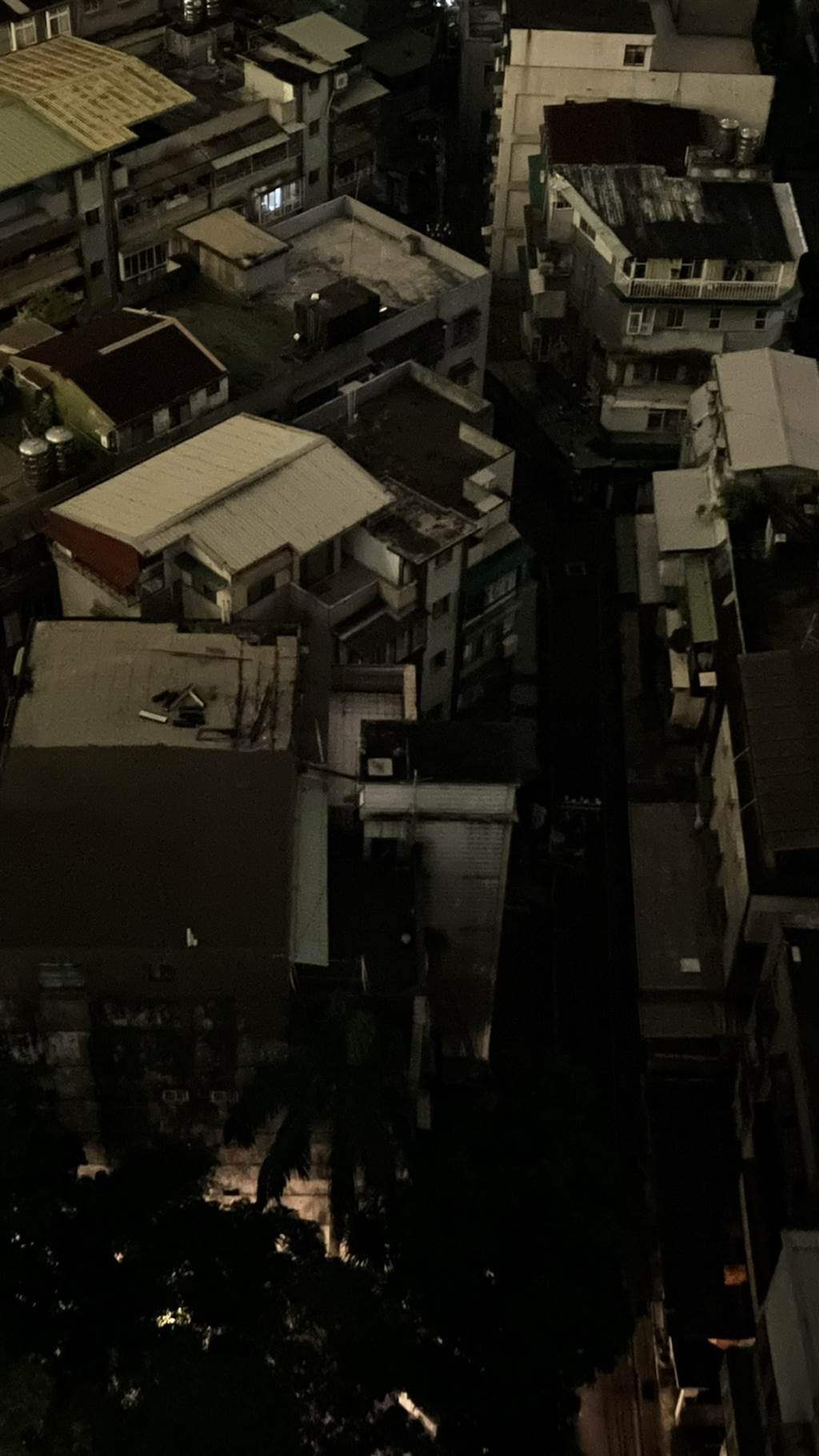 新北市新店區陷入一片漆黑。台灣記者爆料網圖片