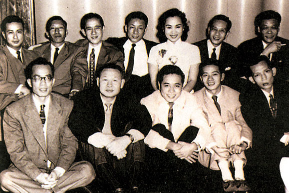 三人父親馮峰（前排右一）也是1930至60年代的導演、演員。1949年因意外不慎破相，變成「歪嘴」，由主角變成配角。