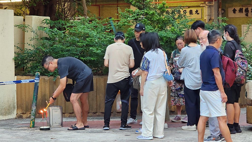 死者家屬在場簡單拜祭。黃文威攝