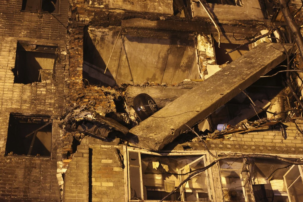 俄戰機墜毀撞向住宅區，有住宅樓宇損毀嚴重。AP