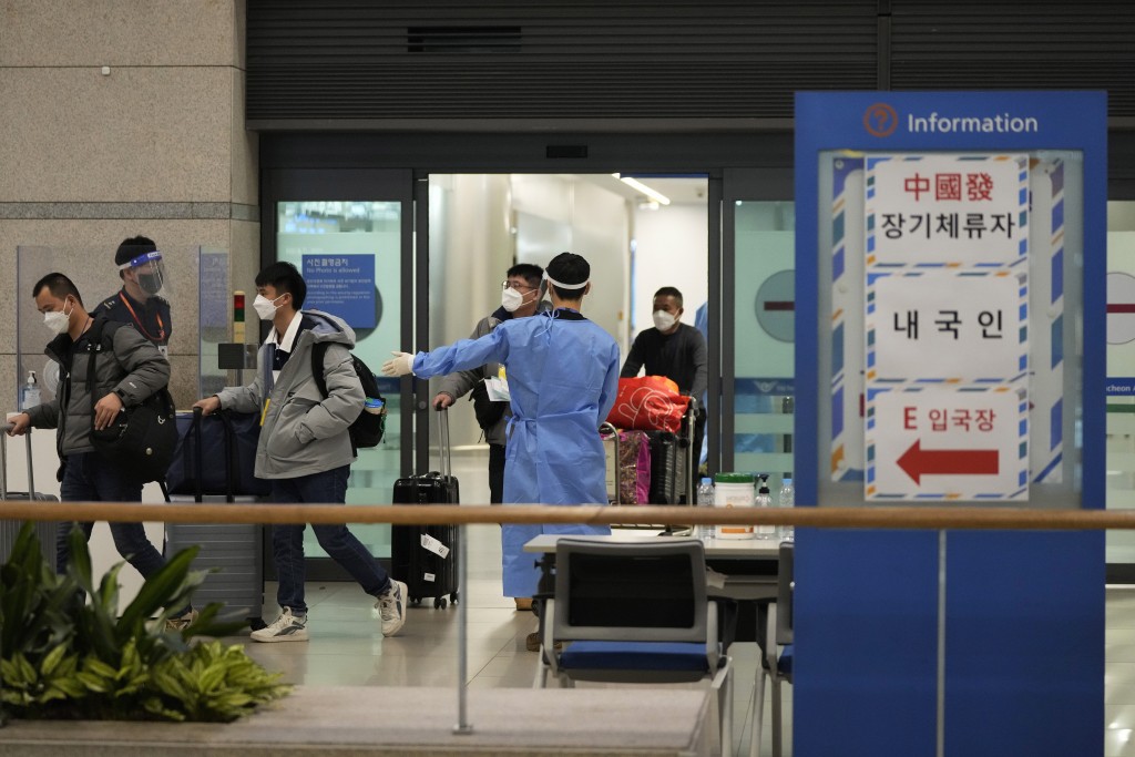 南韓1月初暫停簽發中國公民赴韓短期簽證，並要求來自中國內地的旅客，抵埗後接受核酸檢測。 AP