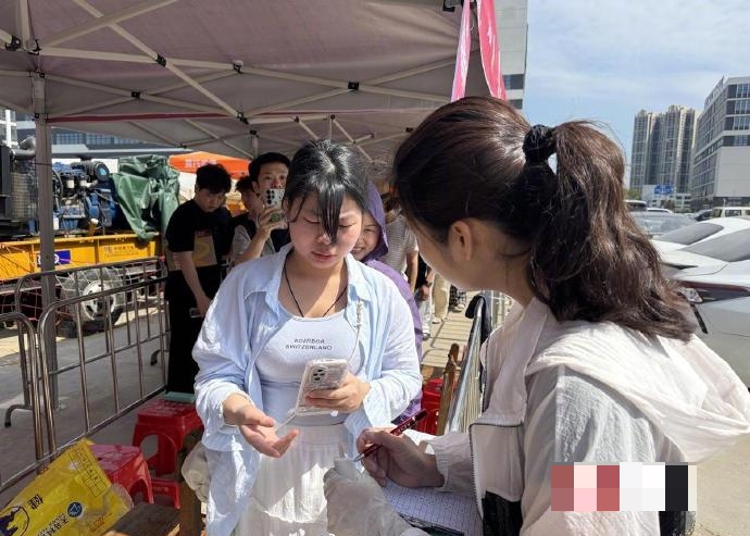 莫氏鸡煲五一挂队人数众多，半小时派66个筹。