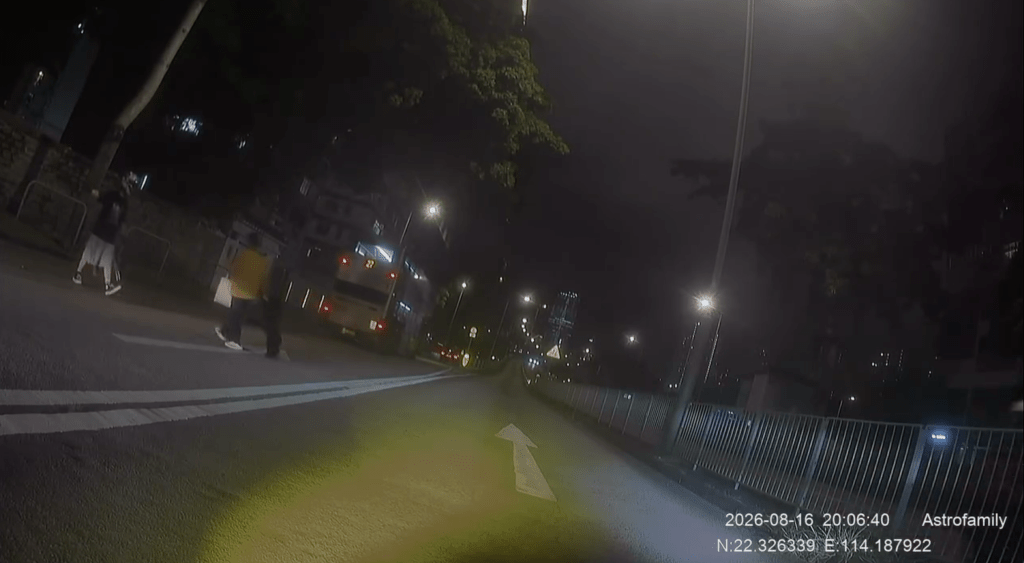 鐵騎士在路中示意車輛停下,讓狗主安全返回行人路。Facebook 車cam L(香港群組)影片截圖 鐵騎士在路中示意車輛停下,讓狗主安全返回行人路。Facebook 車cam L(香港群組)影片截圖